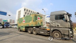 진천 수용시설로 진입하는 군 의료 컨테이너