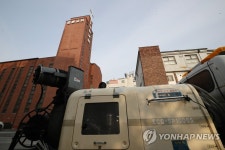 명륜교회 앞 지나는 방역 차
