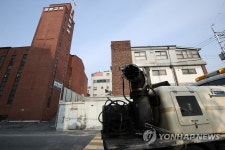 명륜교회 앞 지나는 방역 차