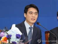 입당 인사하는 한준호