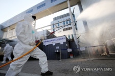 선별진료소 소독하는 중랑구 보건소 관계자