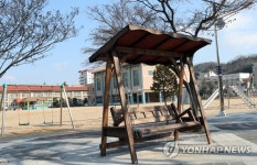 휴업령에 주인 잃은 전북 군산의 초등학교 놀이터