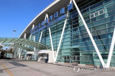 운항 끊기며 텅 빈 군산항 국제여객터미널