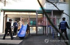 휴업 초등학교 방역 작업 분주