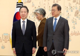 문 대통령, 주한 일본대사와 기념촬영
