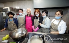 향기네 무료급식소 임성택 대표와 봉사자들