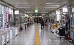 관광객 부쩍 줄어든 명동지하쇼핑센터