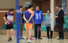 배드민턴 동호인들과 인사 나누는 이낙연