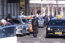 손님없는 공항 택시승강장