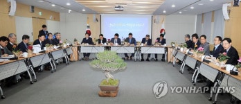 경남도청 회의실 책상에 놓인 화분