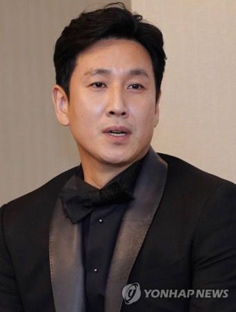 소감 밝히는 이선균