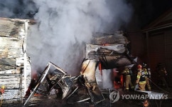 철원 창고서 불…진화하는 소방대원들