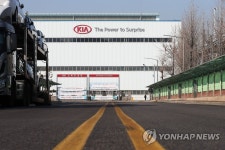 한산한 기아자동차 공장 앞 도로