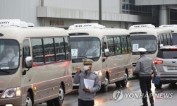 이천 임시생활시설로 이동하는 우한 교민들