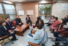 경로당 방문해 주민들과 대화하는 이낙연
