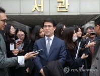 법정 나서는 신광렬