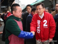 창신동 주민과 인사 나누는 황교안 대표