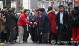 창신동 주민과 인사 나누는 황교안 대표