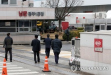 출근하는 기아차 광주공장 근로자