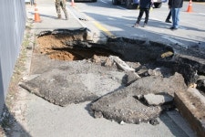 포항 도로에 지름 5ｍ 싱크홀…시민 신고정신 인명피해 막아