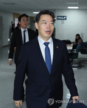 민주당 검찰개혁특위 입장하는 김오수 차관