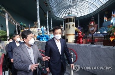 롯데월드 놀이시설 찾은 문체부 장관
