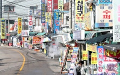 코로나19에 관광객 발길 줄어든 대게 거리