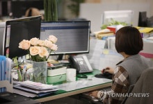 곡성군청 공무원 책상에 놓인 장미
