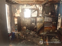 불에 타 시꺼멓게 변한 빌라