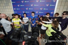 인터뷰하는 대니 잰슨