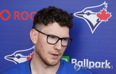 인터뷰하는 대니 잰슨