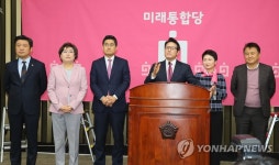 의총서 인사하는 통합당 의원들