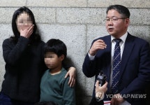 취재진 질문 답하는 이정일 변호사