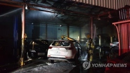 부산 자동차 정비공장서 불…차량 3대 피해