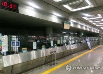 [르포] 코로나 여파 중국 승객 0…인천항 면세점 3주째 텅텅