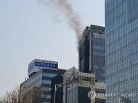 서초동 웅진타워 화재…60여명 대피