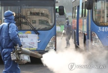 공영차고지 소독하는 방역업체 직원들