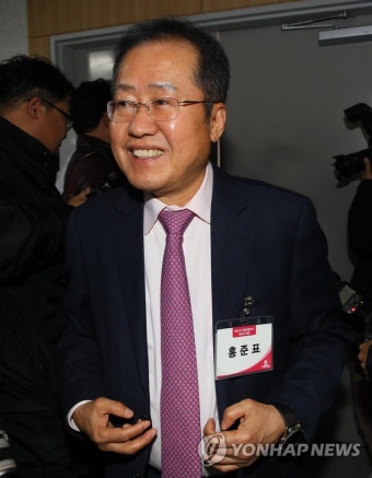 공천 면접심사 마치고 나오는 홍준표