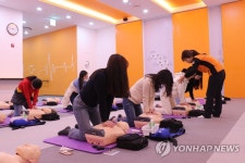 심폐소생술 배우는 관광 통역안내사