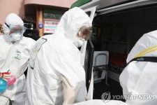 구급차에 오르는 코로나19 확진 환자