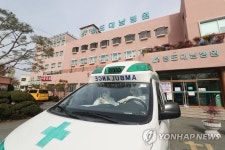 환자 이송위해 청도대남병원 앞 세워진 구급차