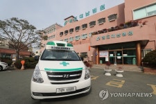 환자 이송위해 청도대남병원 앞 세워진 구급차