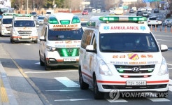 코로나19 확진자 급증에 일반 환자 긴급이송