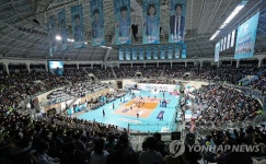 코로나19 확산에도 꽉 찬 배구 경기장