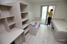 마스크에 의료용 장갑까지…긴장감 역력 중국 유학생 격리