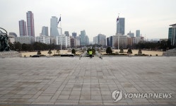 텅 빈 국회 본관 앞