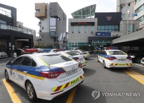 지구대 폐쇄로 대기하는 순찰차들