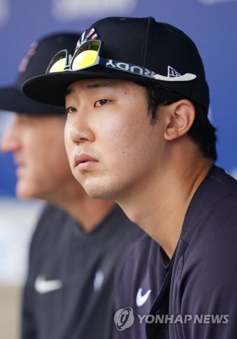경기 지켜보는 박효준
