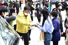 마스크 대란 속 제천시, 시민회관 광장서 1인당 3매 긴급 배부