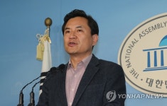 선거구 획정 관련 기자회견하는 김진태